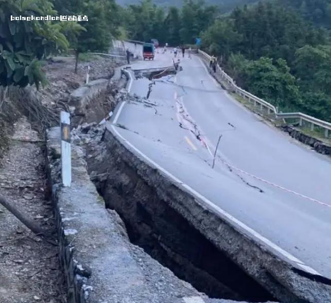 百色隆林者浪乡那隆村G246国道开裂 预计7月12日恢复 路段,视频,工作人员,隆林,6月