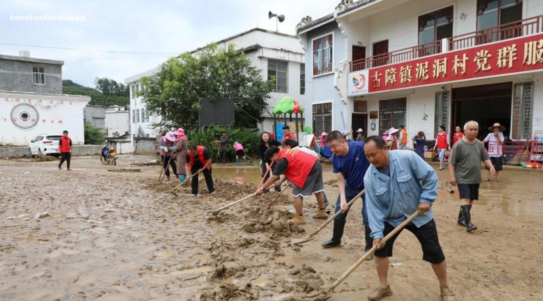 广西西林：干群合力灾后重建 齐心恢复美丽家园 黄蓝莹,群众,清理,淤泥,干部