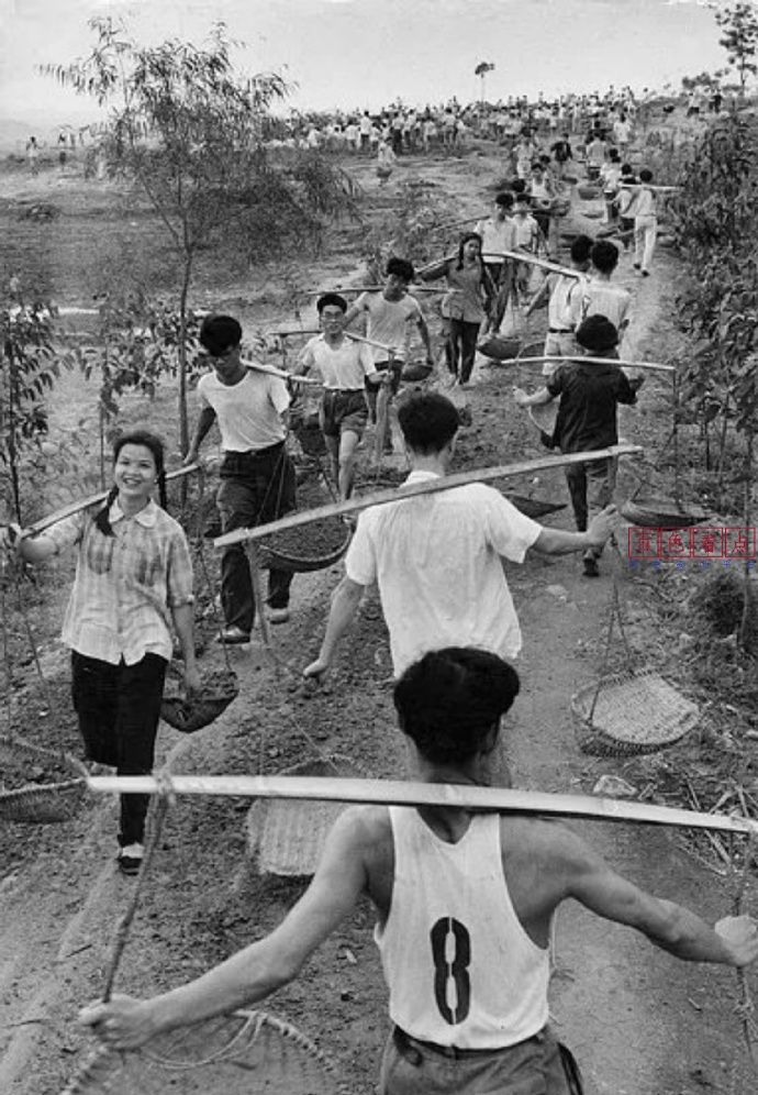 1964年是百色老照片：大集体修水库的社员，为什么那会儿人，天天都是乐呵呵的 1964年,百色,老照片,集体,水库