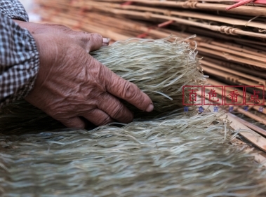 凌云河洲村的红薯粉弹、滑、香，一定要去尝一尝！ 晾晒,粉丝,洲村,粉皮,薯粉